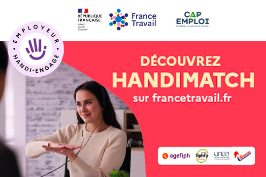 Jeune femme dans un bureau, portant un casque audio et utilisant ses mains pour communiquer - Message découvrez HANDIMATCH sur le site de France Travail